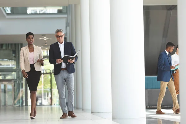 Vooraanzicht Van Afro Amerikaanse Zakenvrouw Gemengd Ras Zakenman Interactie Met — Stockfoto