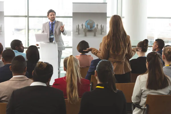 Achteraanzicht Van Kaukasische Zakenvrouw Interactie Met Kaukasische Zakenman Spreken Bij — Stockfoto