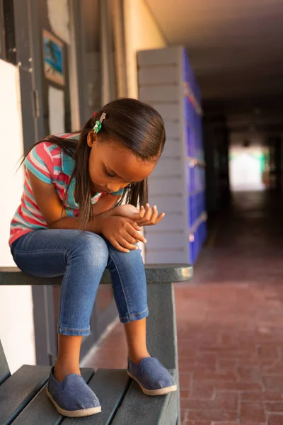 Yalnız Okulda Koridorda Bankta Oturan Üzgün Karışık Irk Liseli Önden — Stok fotoğraf
