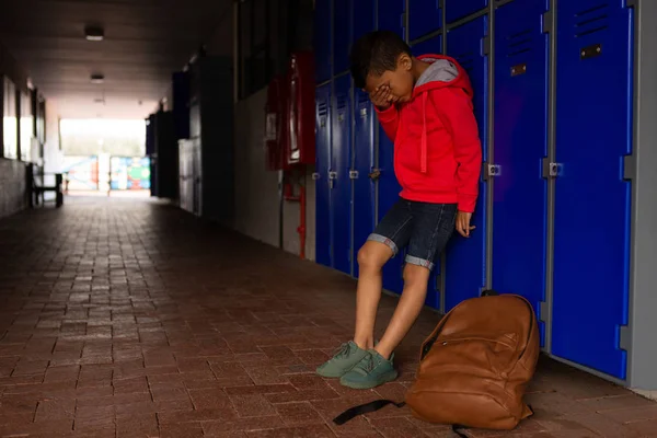 Vista Laterale Del Triste Scolaro Misto Piedi Solo Coprirsi Viso — Foto Stock