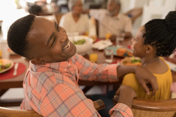 Vista Trasera Pareja Feliz Afroamericana Divirtiéndose Mientras Sienta Mesa Comedor — Foto de Stock