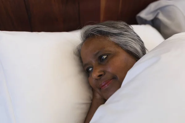 Nahaufnahme Einer Nachdenklichen Afrikanisch Amerikanischen Seniorin Die Hause Bett Liegt — Stockfoto