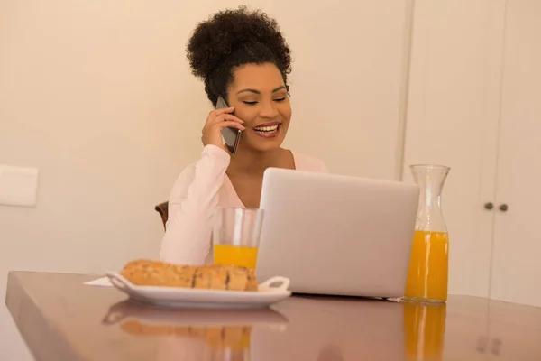 Afro Amerikai Gyönyörű Beszél Mobiltelefonon Rövid Idő Használ Laptop Otthon — Stock Fotó