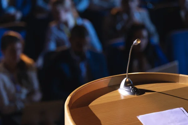 Close Van Podium Met Spreker Auditorium — Stockfoto