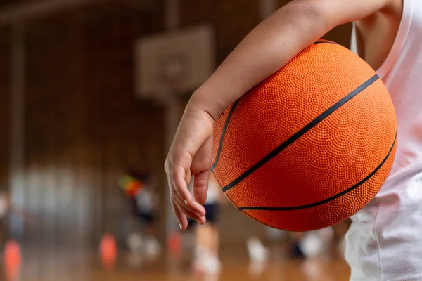 Öğrenci Ile Bir Basketbol Basketbol Sahası Okulda Onun Kol Ayakta — Stok fotoğraf