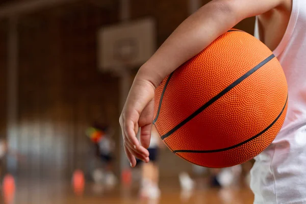 Metà Sezione Scolaro Con Pallone Basket Sotto Braccio Piedi Nel — Foto Stock