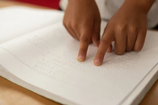 Primo Piano Mani Scolaro Cieco Razza Mista Che Leggono Libro — Foto Stock