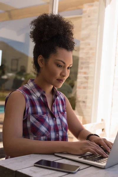 Vista Lateral Uma Bela Mulher Afro Americana Usando Seu Laptop — Fotografia de Stock