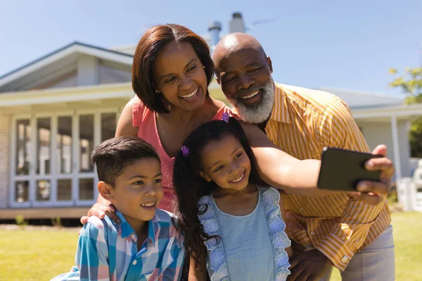 Frontansicht Einer Afrikanisch Amerikanischen Mehrgenerationenfamilie Die Hinterhof Ihres Hauses Ein — Stockfoto