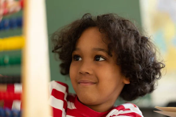 Närbild Mixed Race Pojke Matematik Med Abacus Skrivbord Ett Klassrum — Stockfoto