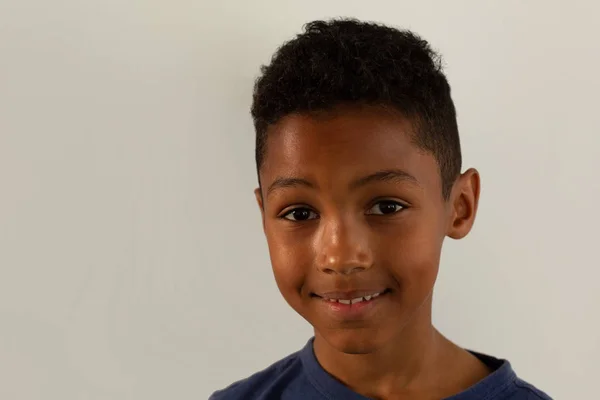 Kamera Beyaz Arka Plan Bakarak Mutlu Karışık Irk Çocuk Önden — Stok fotoğraf