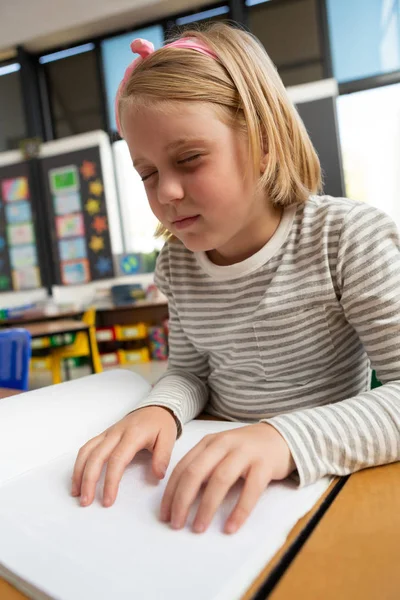 Vista Lateral Uma Estudante Branca Cega Lendo Livro Braille Mesa — Fotografia de Stock