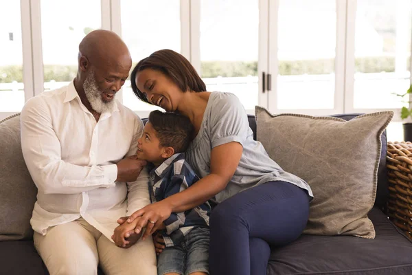 Εμπρόσθια Όψη Του Μια Ευτυχισμένη Πολλαπλών Γενιά Αφρικανική Αμερικανική Οικογένεια — Φωτογραφία Αρχείου