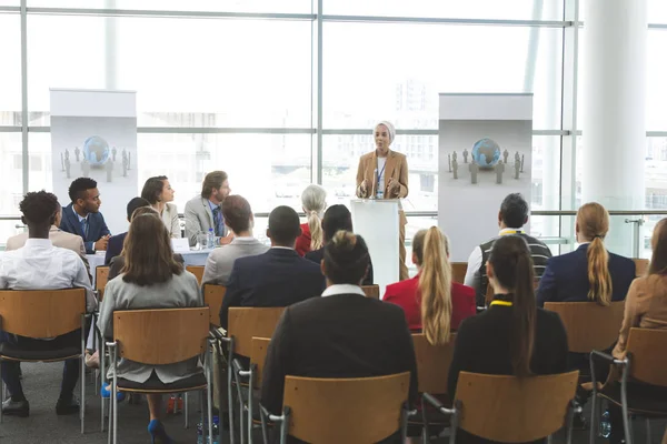 Frontansicht Einer Jungen Rednerin Mit Gemischter Rasse Die Einem Business — Stockfoto