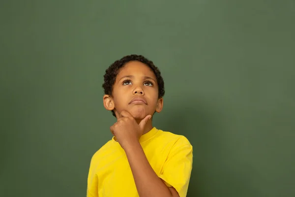 Vue Face Écolier Mixte Mignon Réfléchi Debout Contre Greenboard Dans — Photo