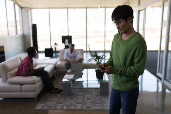 Vista Frontal Del Ejecutivo Asiático Utilizando Teléfono Móvil Oficina Moderna — Foto de Stock