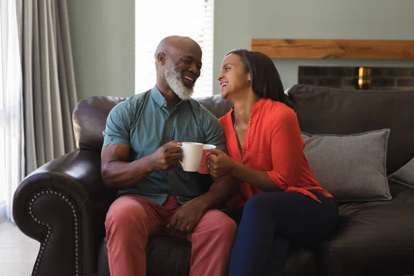 Vooraanzicht Van Actieve Senior Paar Met Koffie Zittend Bank Huiskamer — Stockfoto