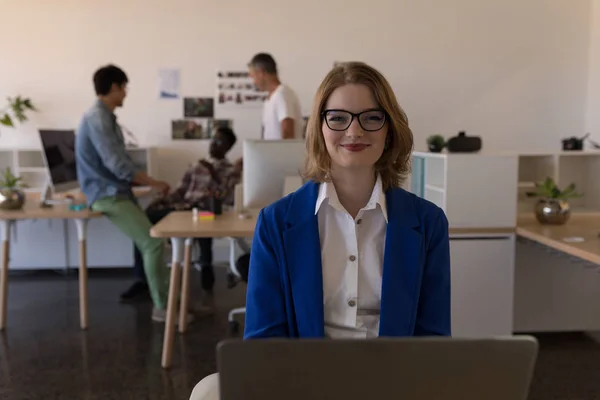 Retrato Mujer Negocios Caucásica Feliz Sentado Usando Ordenador Portátil Escritorio — Foto de Stock