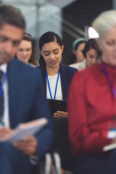 Framifrån Vackra Unga Blandad Ras Affärskvinna Skriva Anteckningar Ett Business — Stockfoto