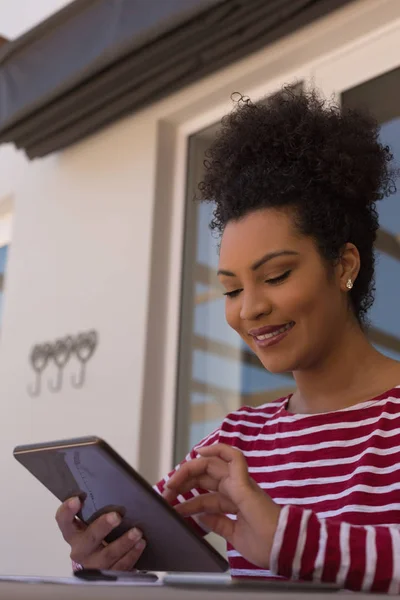 Vista Lateral Una Hermosa Mujer Afroamericana Usando Una Tableta Digital —  Fotos de Stock