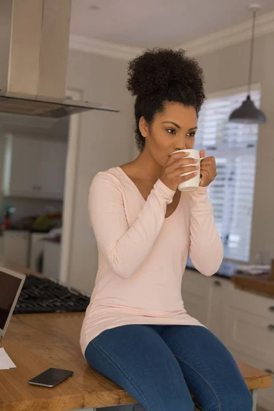 Vorderseite Der Afrikanisch Amerikanischen Schönen Nachdenklichen Frau Beim Kaffee Der — Stockfoto