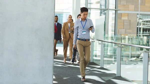 Vista Frontal Personas Negocios Raza Mixta Caminando Moderno Edificio Oficinas —  Fotos de Stock