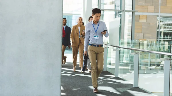 Vooraanzicht Van Gemengd Ras Mensen Uit Het Bedrijfsleven Lopen Moderne — Stockfoto