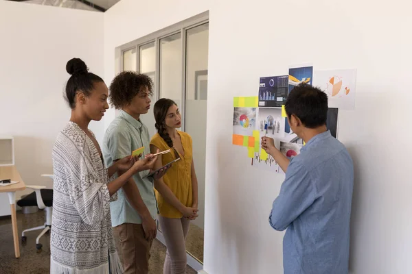 Vista Trasera Diversos Colegas Negocios Discutiendo Estrategia Sobre Gráficos Notas — Foto de Stock