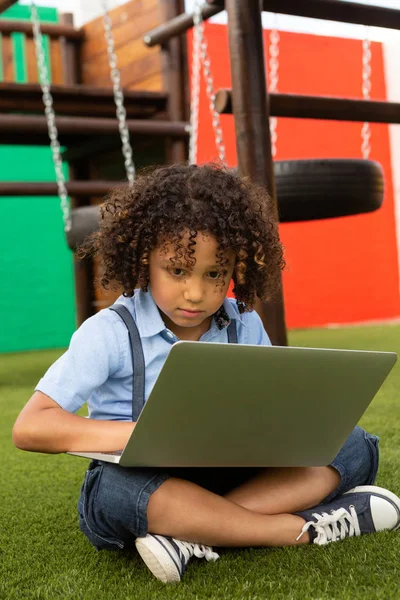 Frontansicht Eines Gemischtrassigen Schülers Mit Einem Laptop Während Auf Dem — Stockfoto