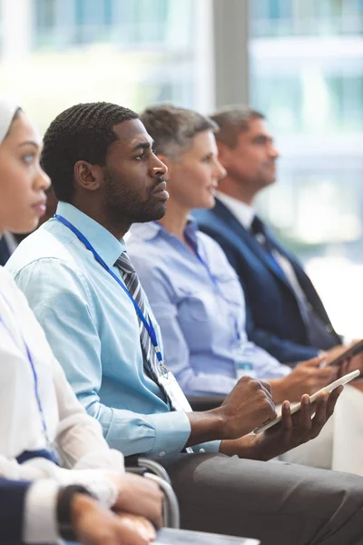 Zijaanzicht Van Afro Amerikaanse Zakenman Met Behulp Van Tablet Tijdens — Stockfoto