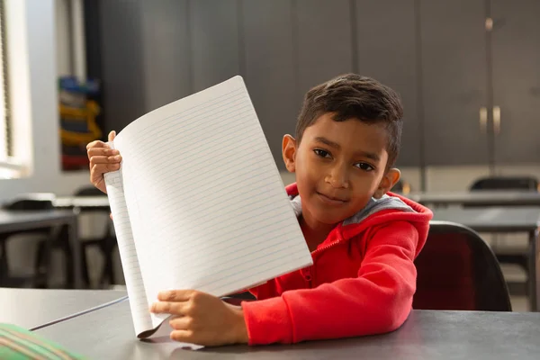 Vooraanzicht Van Gemengd Ras Schooljongen Weergegeven Notebook Een Klaslokaal Basisschool — Stockfoto