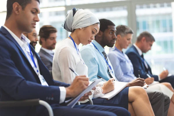 Sidovy Olika Affärsmän Skriva Anteckningar Anteckningar Seminarium Kontorsbyggnad — Stockfoto