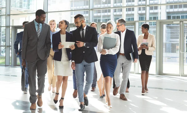 Vista Frontal Del Grupo Diversos Empresarios Caminando Juntos Mientras Discuten — Foto de Stock