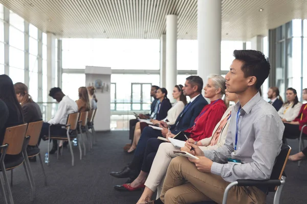 Vista Lateral Diversos Empresários Ouvindo Atentamente Enquanto Participavam Seminário Negócios — Fotografia de Stock