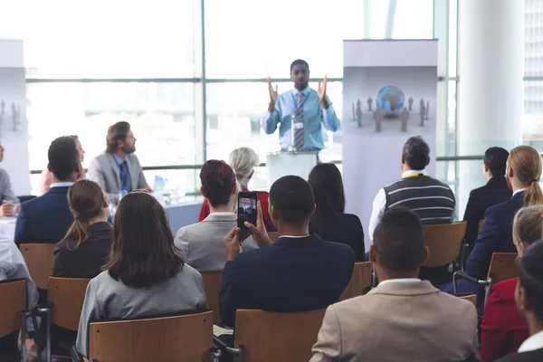 Framifrån Afro Amerikansk Affärsman Talare Tala Ett Business Seminarium Modern — Stockfoto