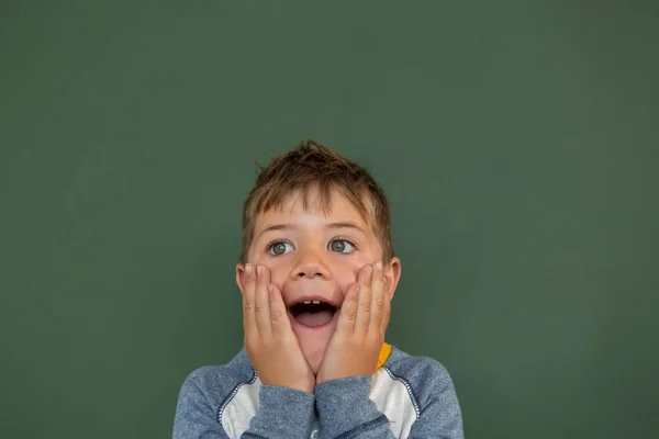 Vooraanzicht Van Kaukasische Schooljongen Met Handen Gezicht Verrast Tegen Groene — Stockfoto