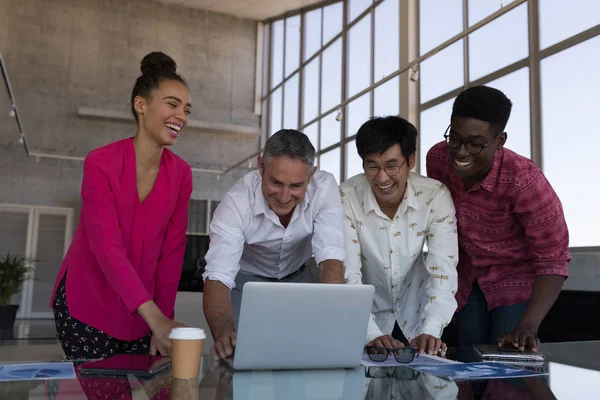 Vooraanzicht Van Diverse Collega Samen Werken Lachen Iets Laptop Moderne — Stockfoto