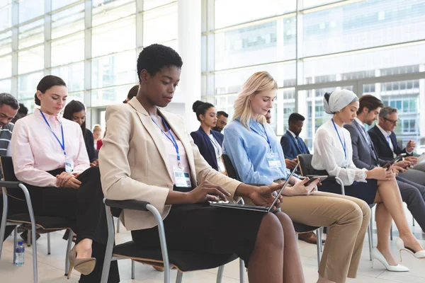 Sidovy Olika Affärsmän Använder Sin Laptop Som Deltar Business Seminariet — Stockfoto