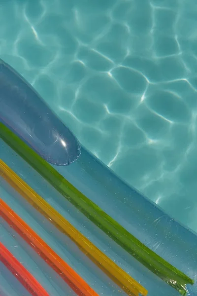 Schlauchboot Schwimmt Einem Sonnigen Tag Einem Swimmingpool — Stockfoto