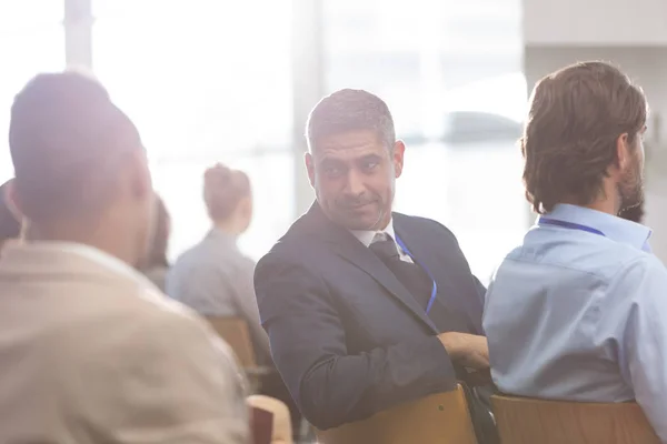 Rückansicht Eines Geschäftsmannes Mit Gemischter Rasse Der Während Eines Seminars — Stockfoto