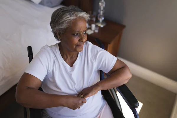 Sección Superior Una Mujer Afroamericana Anciana Discapacitada Pensativa Que Mira —  Fotos de Stock