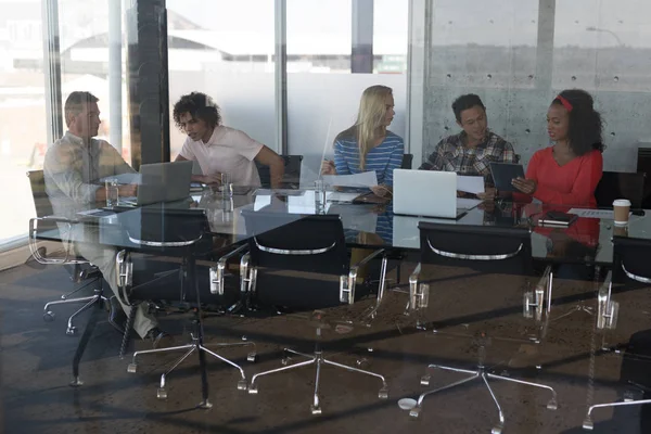 Vooraanzicht Van Jonge Multi Etnische Leidinggevenden Werken Hard Bespreken Van — Stockfoto