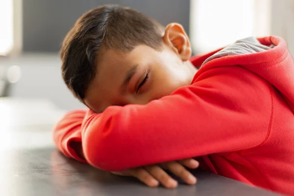 Primo Piano Carino Scolaro Misto Che Dorme Alla Scrivania Aula — Foto Stock