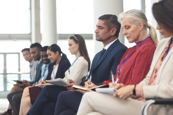 Sidovy Olika Affärsmän Skriva Anteckningar Business Seminarium Kontorsbyggnad — Stockfoto