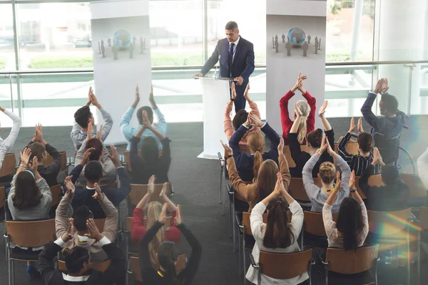 Blick Aus Der Vogelperspektive Auf Verschiedene Geschäftsleute Die Applaudieren Während — Stockfoto