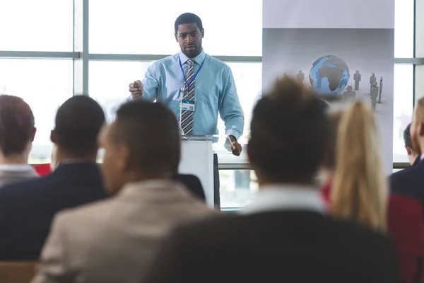 Vista Frontal Orador Empresário Afro Americano Falando Seminário Negócios Prédio — Fotografia de Stock