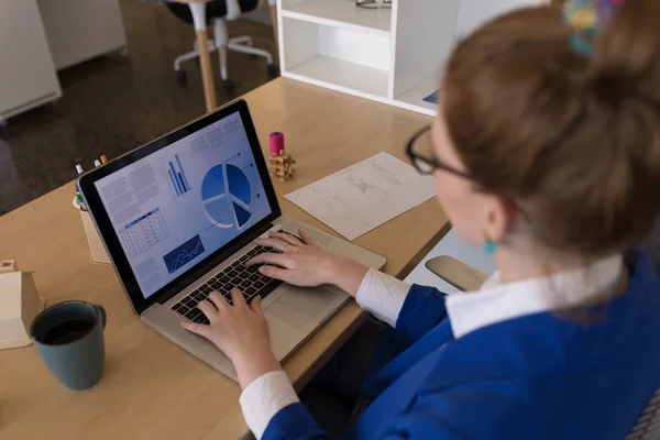 High Angle View Pretty Caucasian Businesswoman Using Laptop Desk Modern — Stock Photo, Image