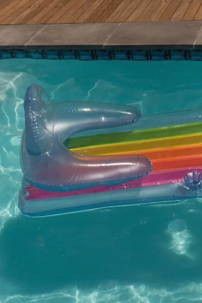 Tubo Inflável Flutuando Uma Piscina Dia Ensolarado — Fotografia de Stock