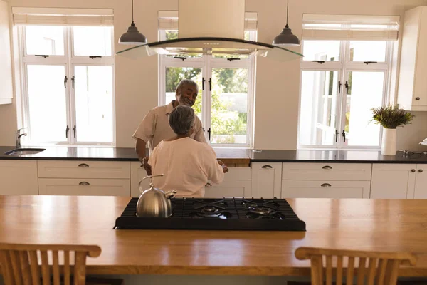 Vista Trasera Una Pareja Mayor Afroamericana Activa Bailando Cocina Casa — Foto de Stock