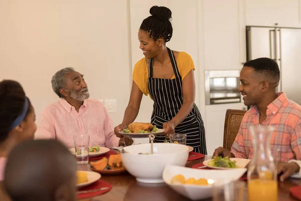 Framifrån Afroamerikanska Kvinna Som Serverar Mat Till Sin Familj Matbordet — Stockfoto